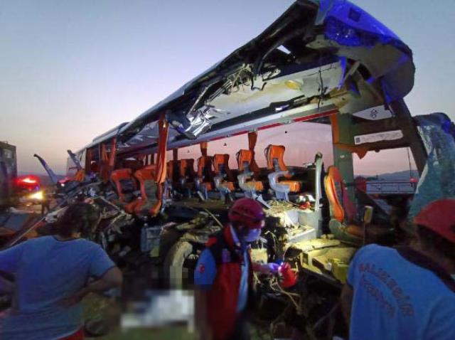 Son Dakika! Manisa Soma’da yolcu otobüsünün tıra çarpması sonucu ilk belirlemelere göre 9 kişi öldü, 30 kişi yaralandı