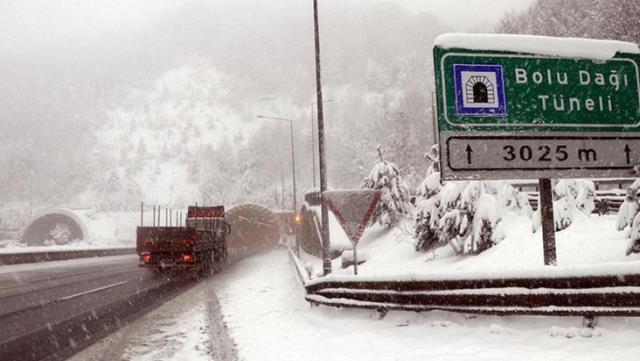 Son Dakika! Yoğun Kar Nedeniyle Kapatılan İstanbul-Ankara Kara Yolu Kontrollü Olarak Ulaşıma Açıldı