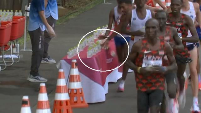 Zeki ve çevik ama ahlakı sorgulanır! Fransız koşucu, diğer sporcuların su içmesini engelledi